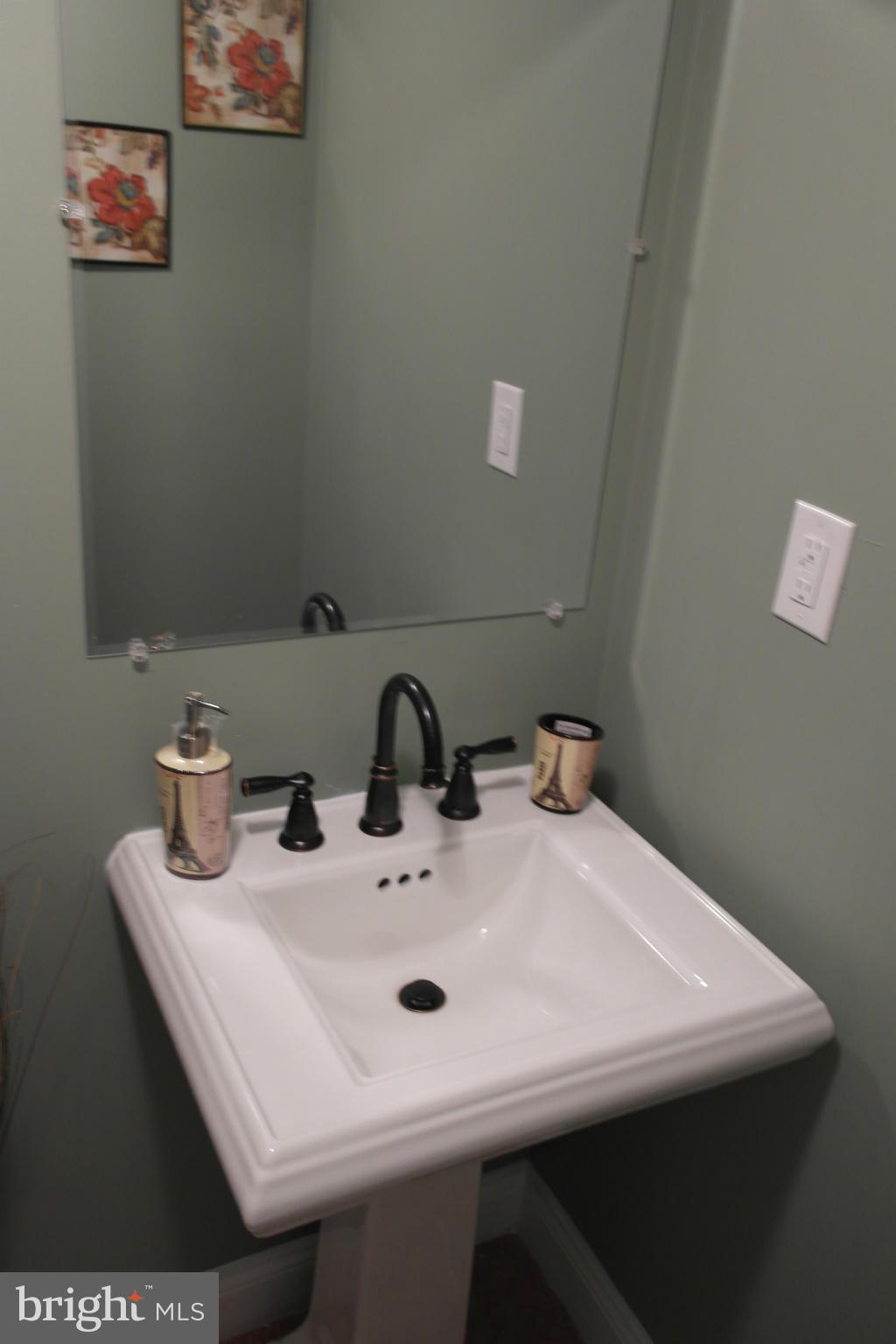 1221 Silverthorne Road Baltimore, MD 21239 - Photo 17 of 28 Bath