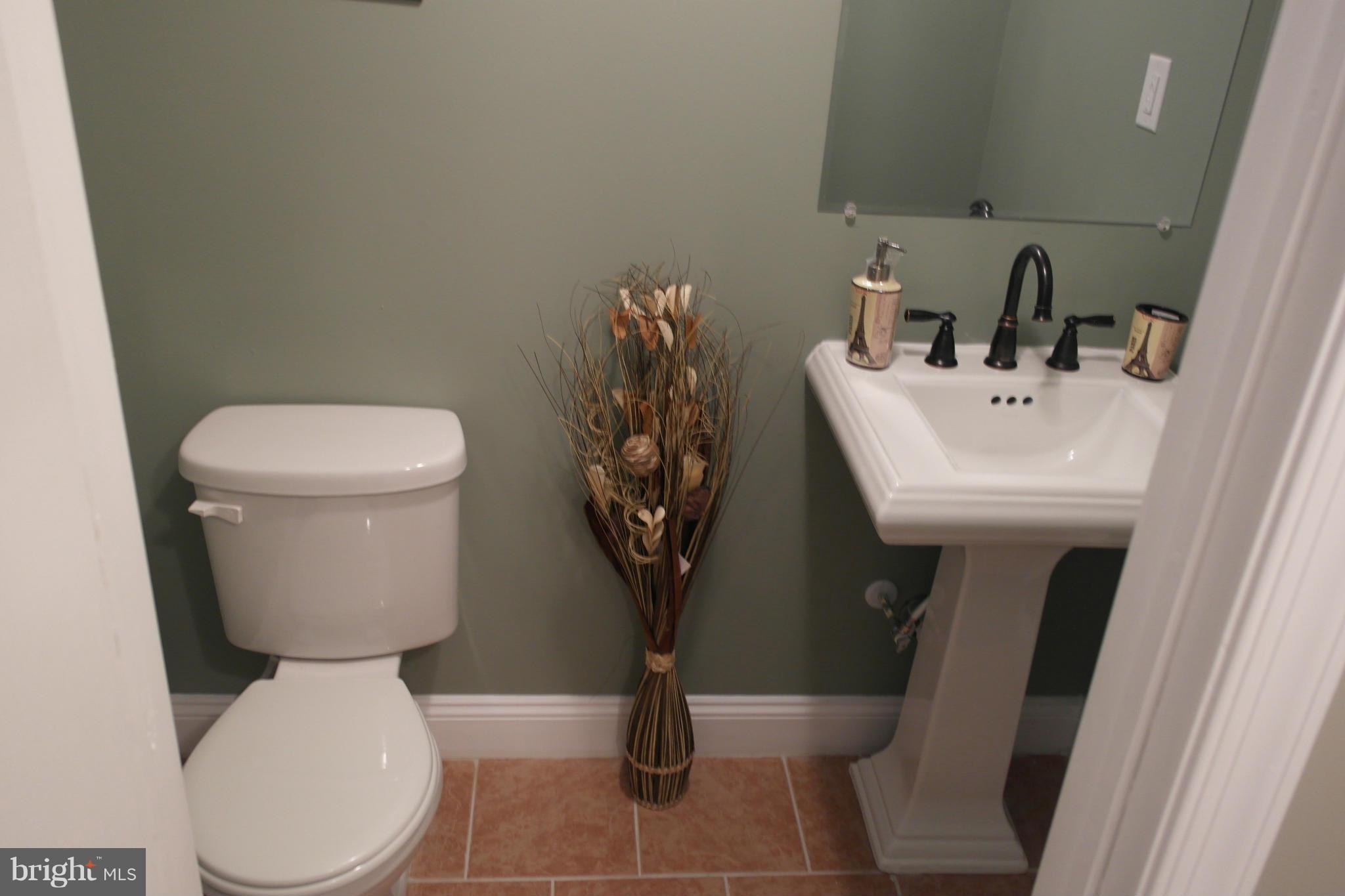 1221 Silverthorne Road Baltimore, MD 21239 - Photo 8 of 28 Bath