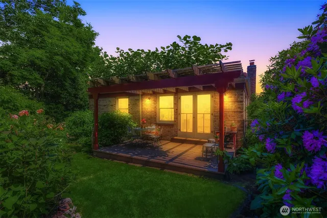 a view of a house with a backyard