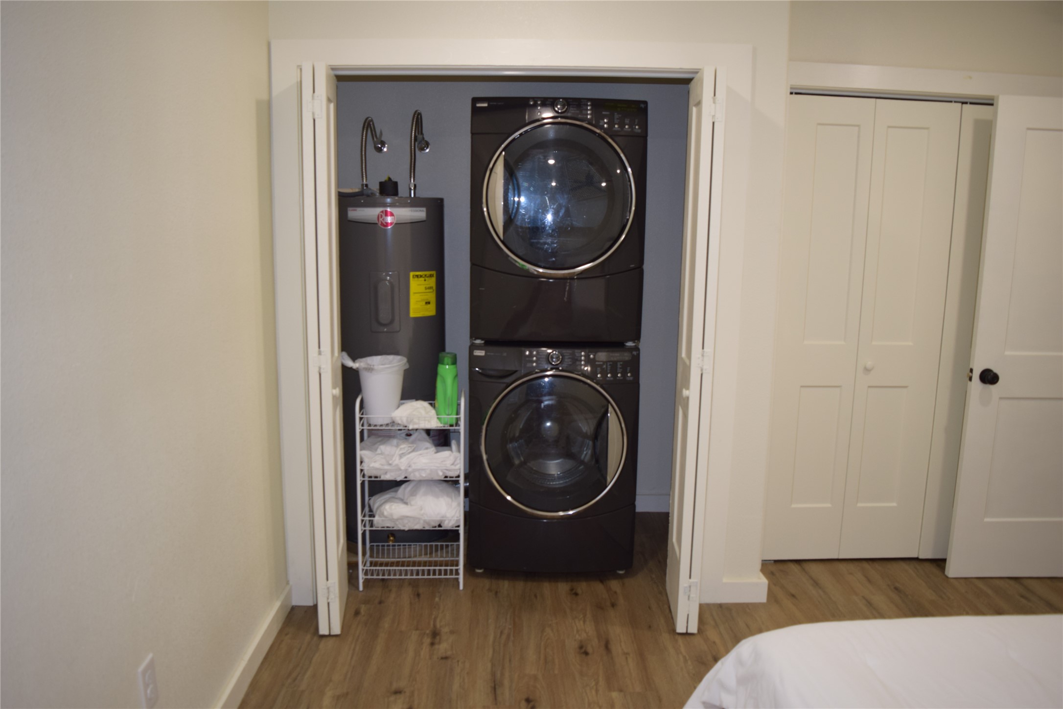 237 Shawnee Drive Onalaska, TX 77360 - Photo 19 of 32 a view of a bedroom with washer and dryer