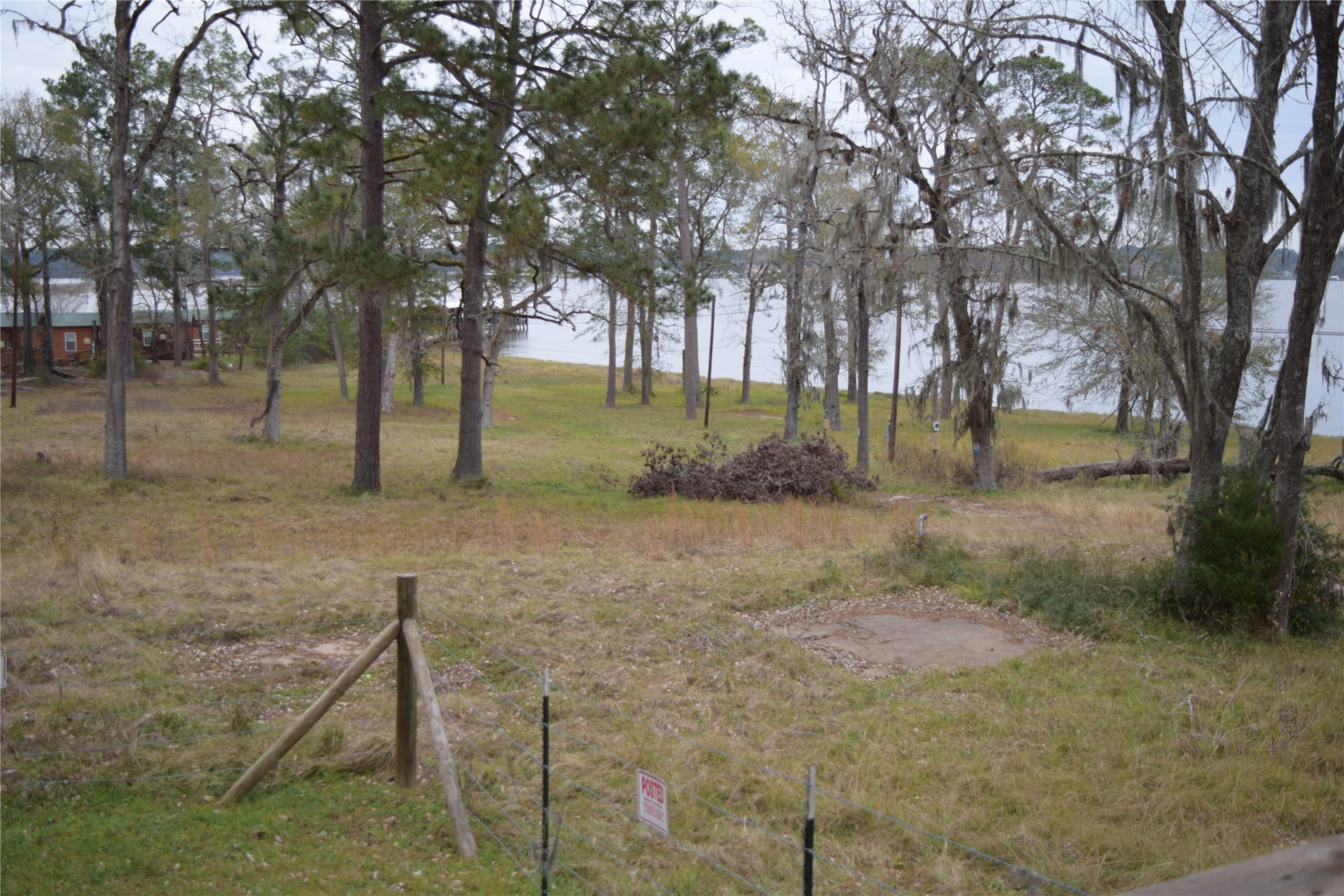 237 Shawnee Drive Onalaska, TX 77360 - Photo 28 of 32 a backyard of a house with lots of green space