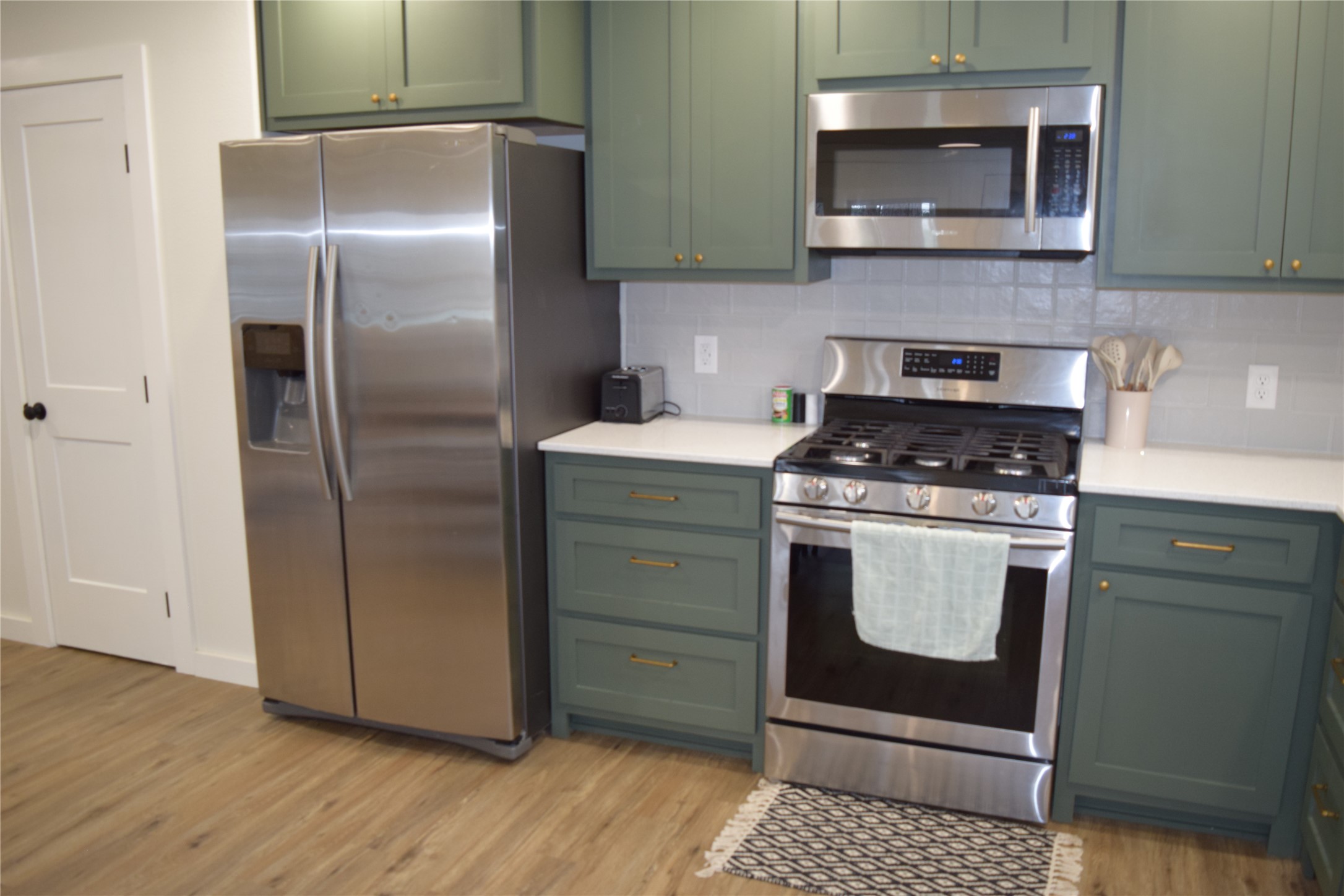 237 Shawnee Drive Onalaska, TX 77360 - Photo 4 of 32 a kitchen with cabinets and stainless steel appliances