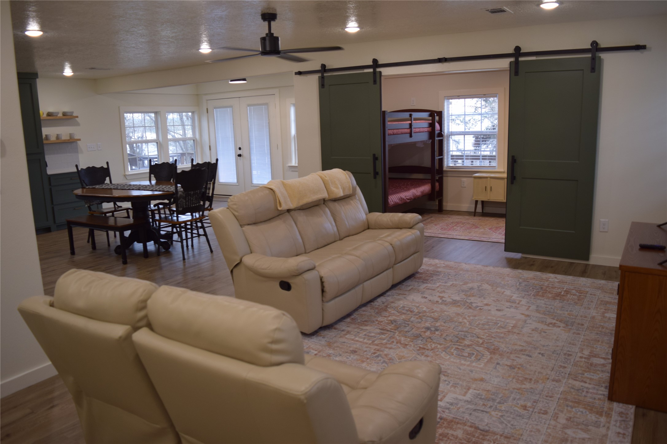 237 Shawnee Drive Onalaska, TX 77360 - Photo 10 of 32 a living room with furniture and a chandelier