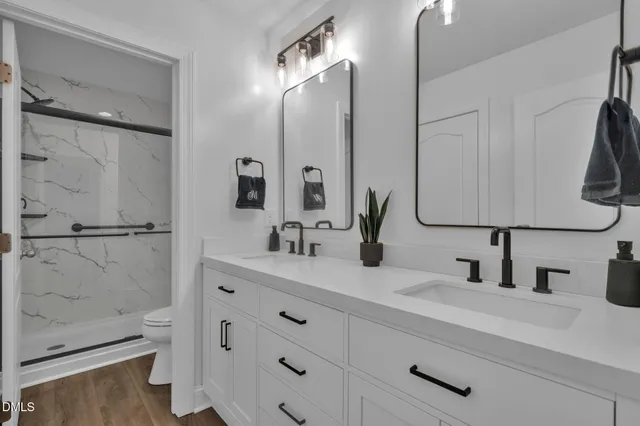 a view of a house with backyard and trees