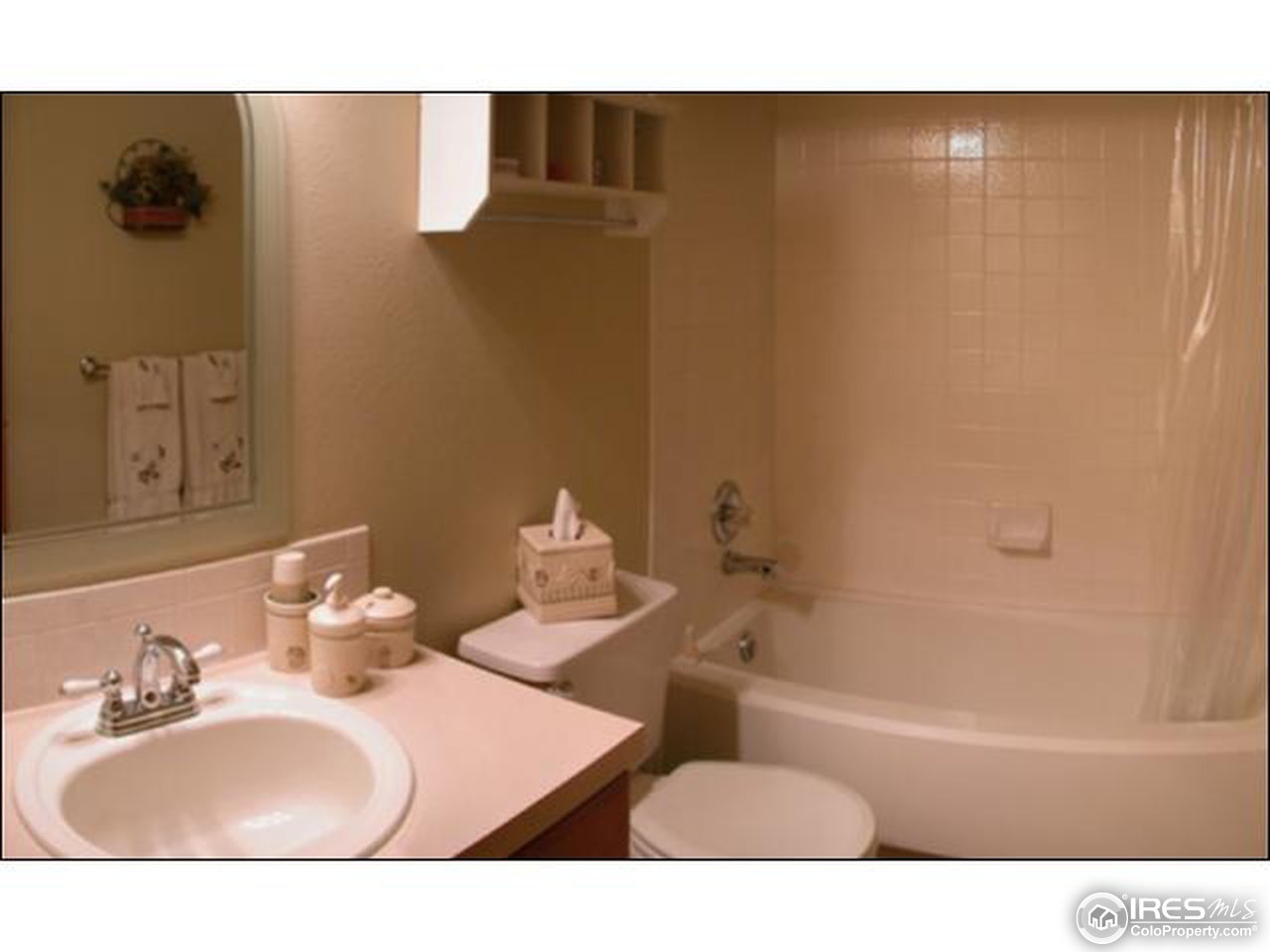 6411 Victoria Road Fort Collins, CO 80525 - Photo 10 of 16 Main bath