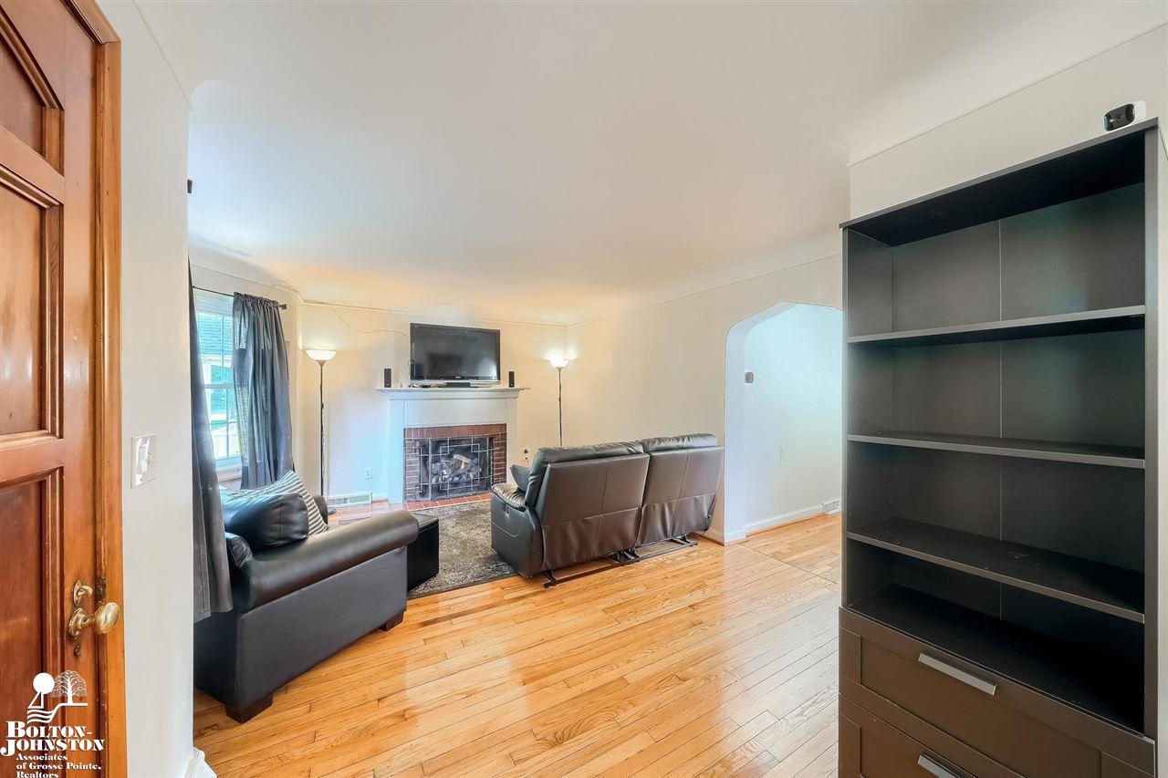 2110 Roslyn Road Grosse Pointe Woods, MI 48236 - Photo 3 of 30