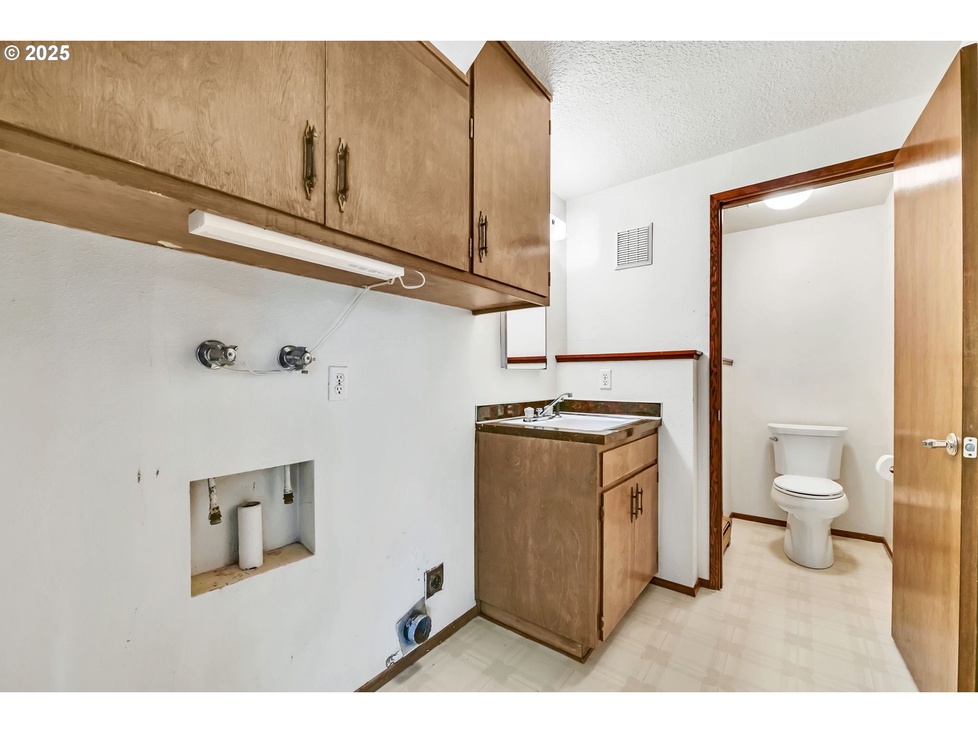 2811 Greentree Way Eugene, OR 97405 - Photo 17 of 38 a bathroom with a toilet a sink and mirror