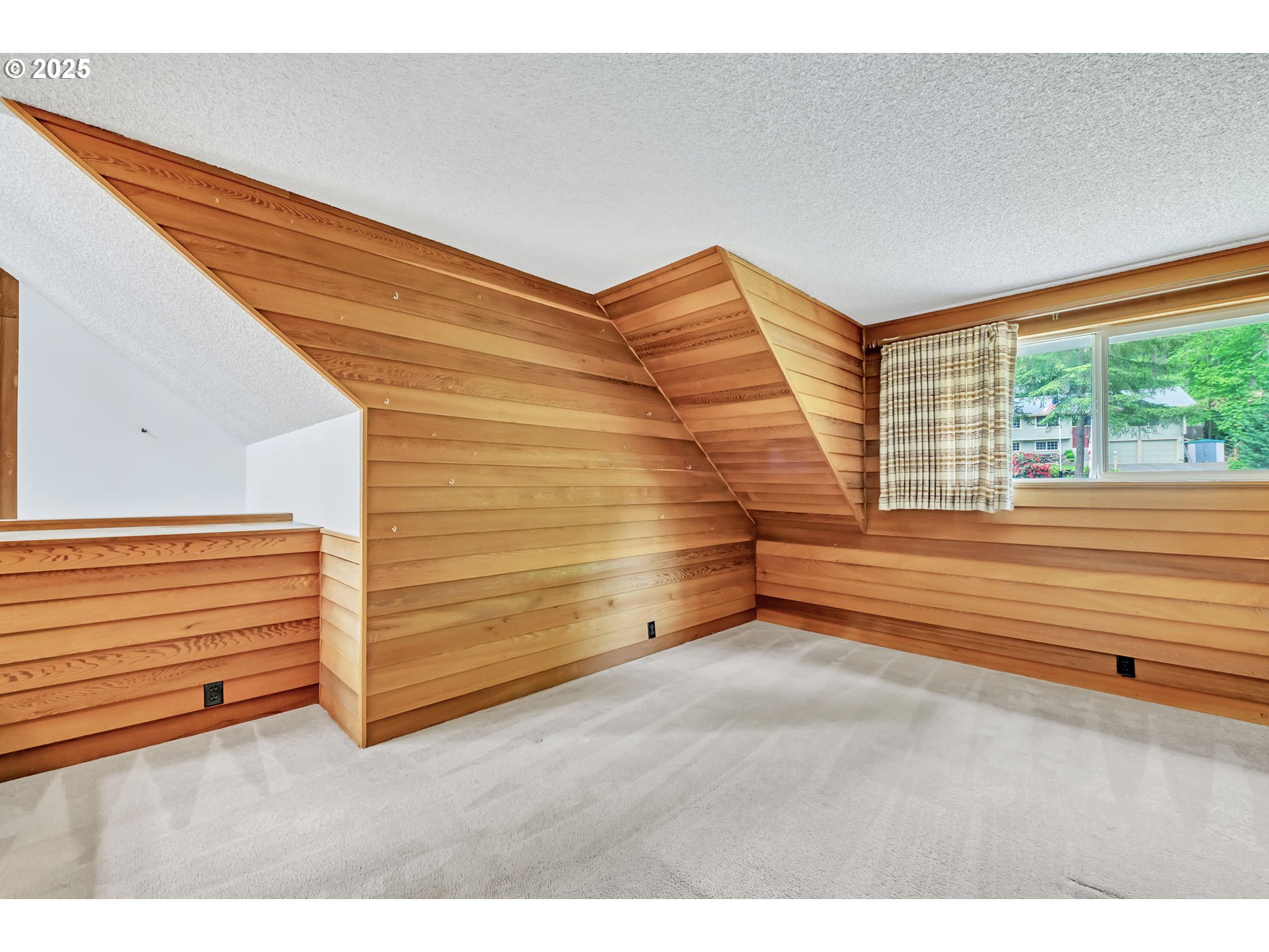 2811 Greentree Way Eugene, OR 97405 - Photo 20 of 38 a view of an empty room and window