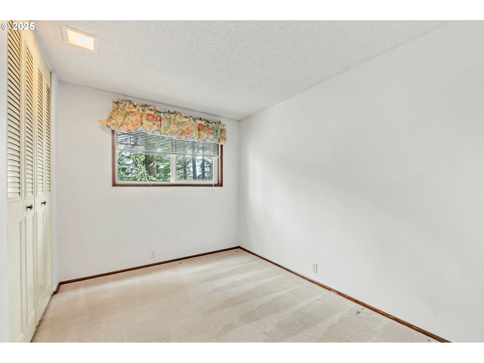 2811 Greentree Way Eugene, OR 97405 - Photo 27 of 38 a view of an empty room with a window