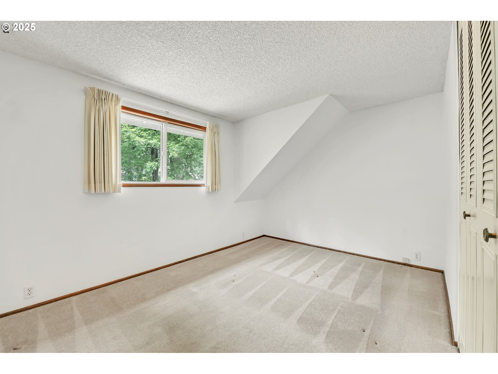 2811 Greentree Way Eugene, OR 97405 - Photo 28 of 38 a view of an empty room with wooden floor and a window