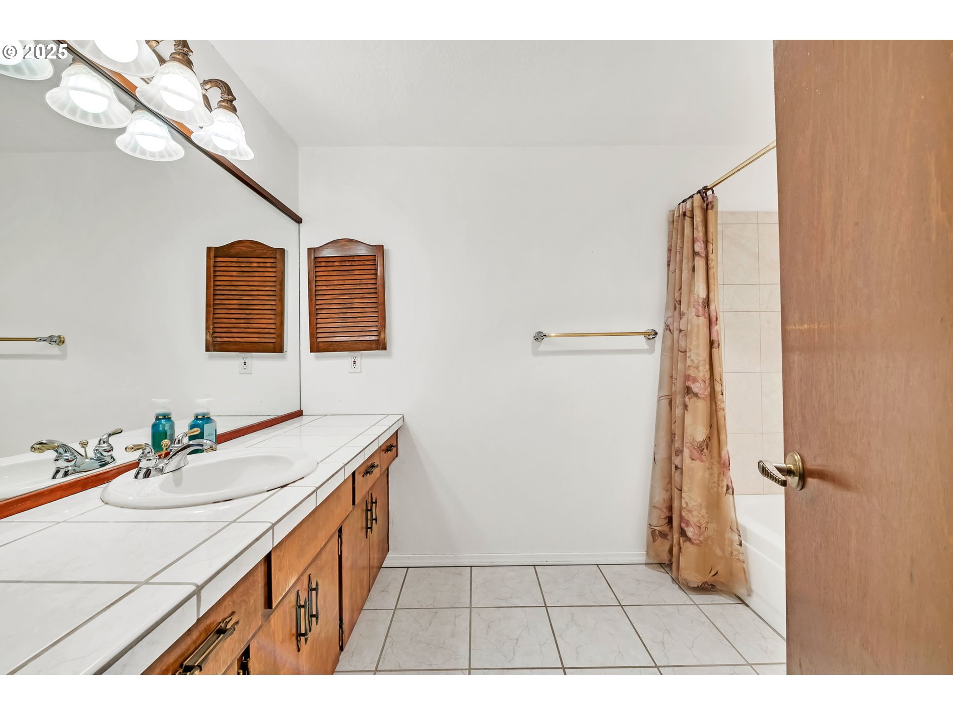 2811 Greentree Way Eugene, OR 97405 - Photo 29 of 38 a bathroom with a sink a toilet a mirror and shower