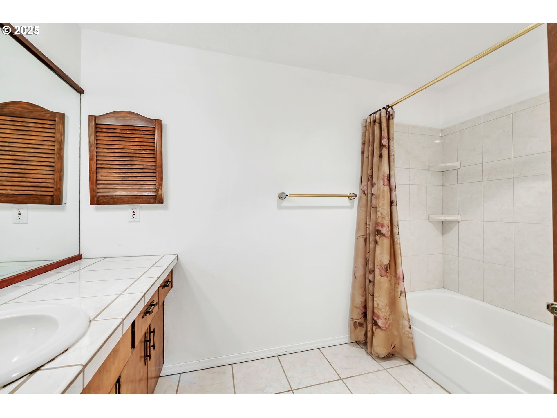 2811 Greentree Way Eugene, OR 97405 - Photo 30 of 38 a bathroom with a sink a bath tub and a shower