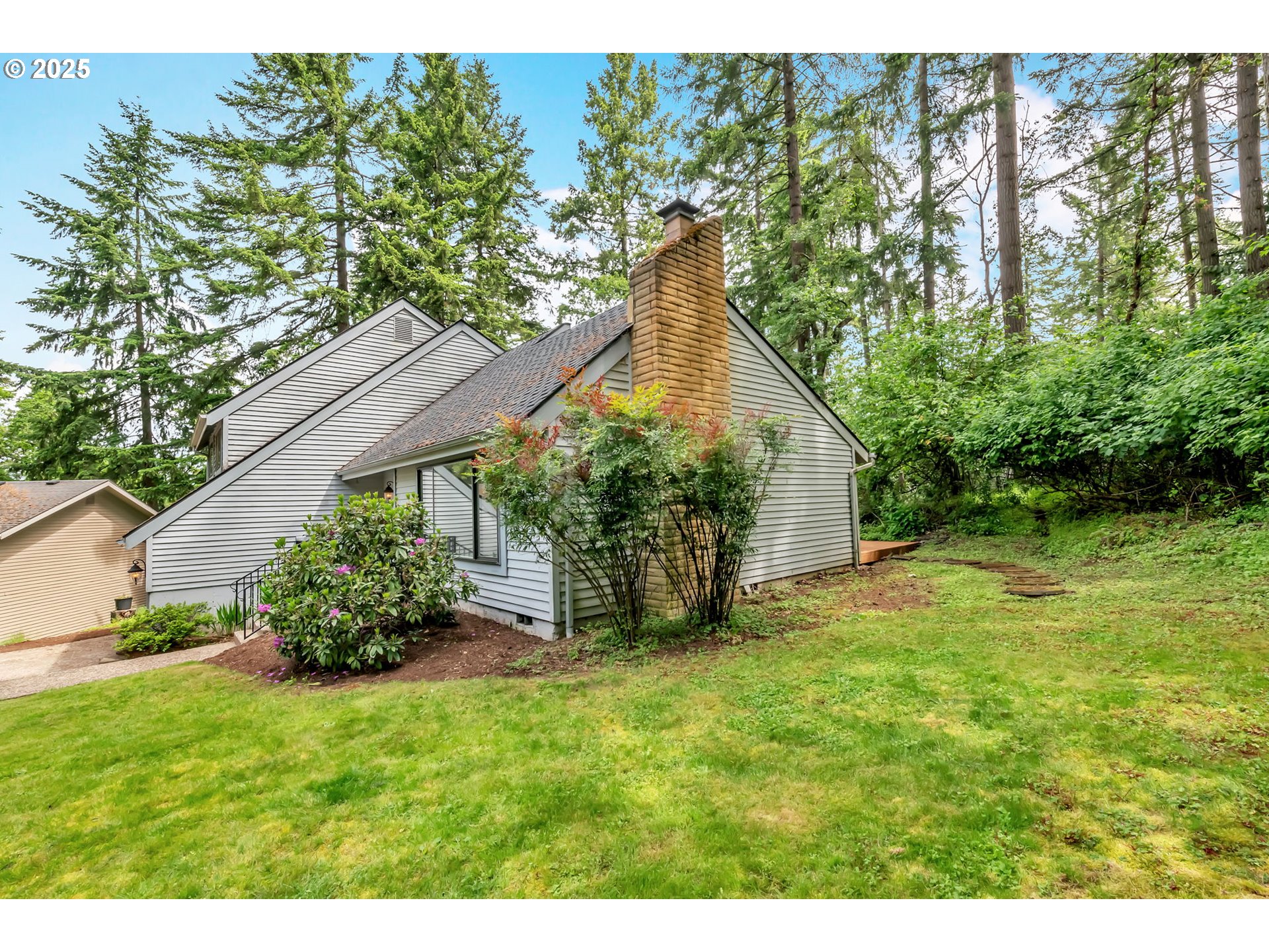 2811 Greentree Way Eugene, OR 97405 - Photo 37 of 38 a backyard of a house with plants and large tree