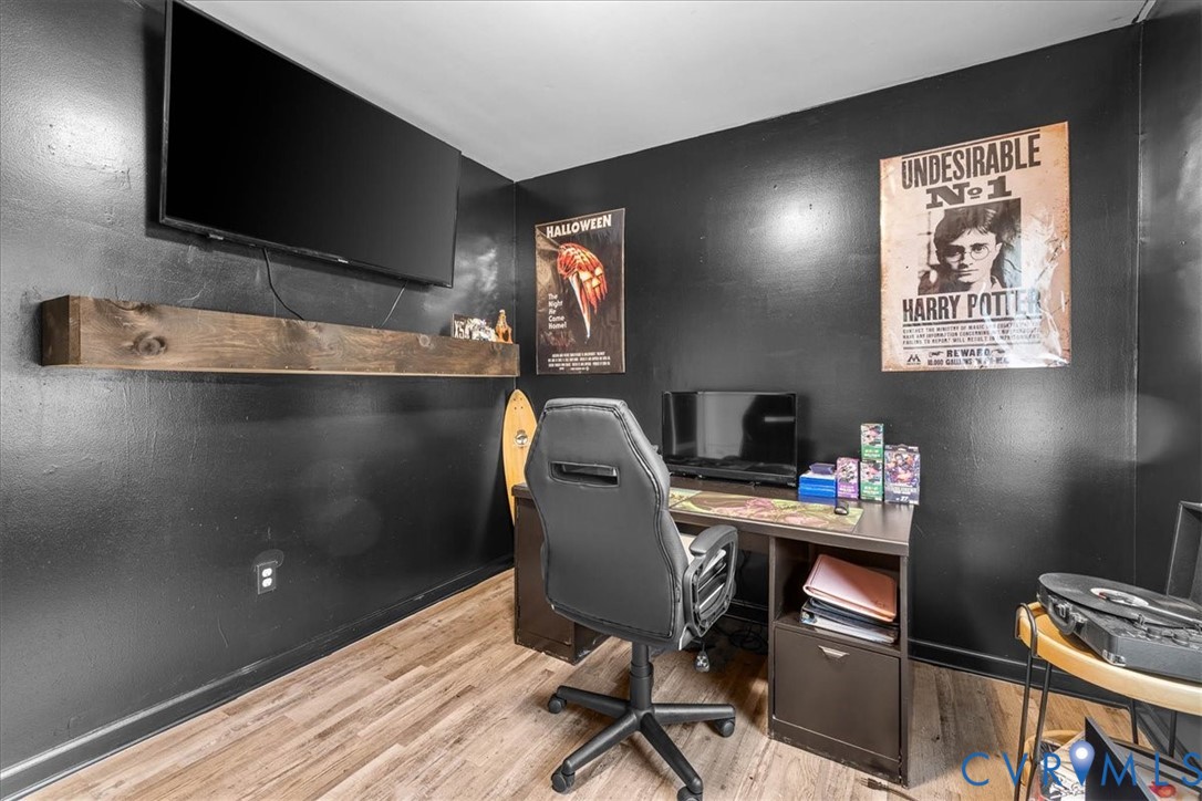 2224 Butler Branch Road Petersburg, VA 23805 - Photo 4 of 24 a workspace with furniture and screen