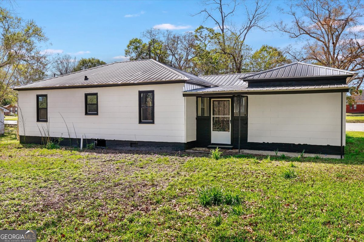 360 North Lewis Street Metter, GA 30439 - Photo 37 of 39 a front view of a house with garden