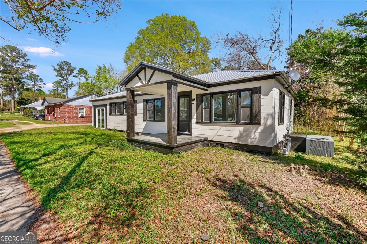 360 North Lewis Street Metter, GA 30439 - Photo 6 of 39 front view of a house with a small yard