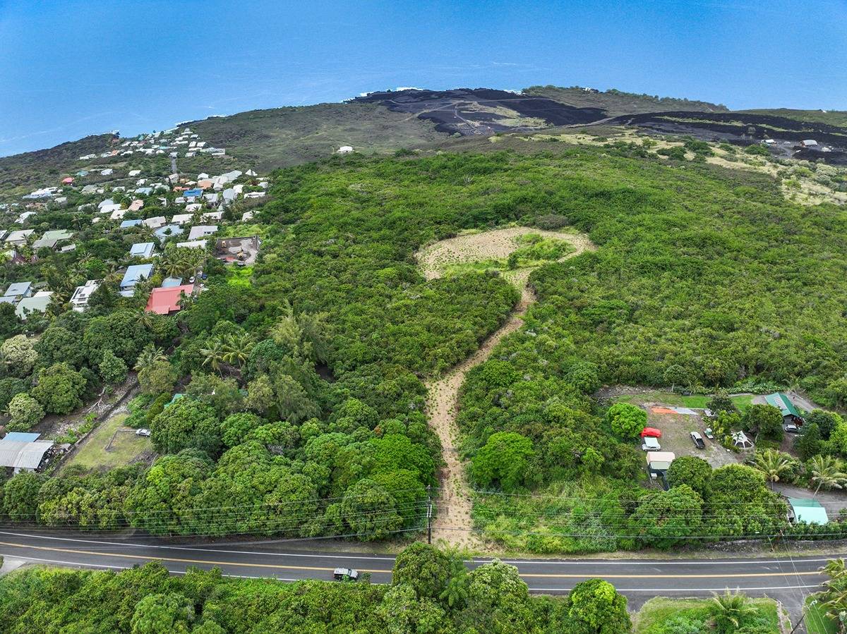 Lot 1-a-1 Lot 1-a-1 Mamalahoa Highway Captain Cook, HI 96704 - Photo 2 of 7 a view of a lush green field with lots of bushes