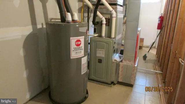 a view of entryway with washer and dryer