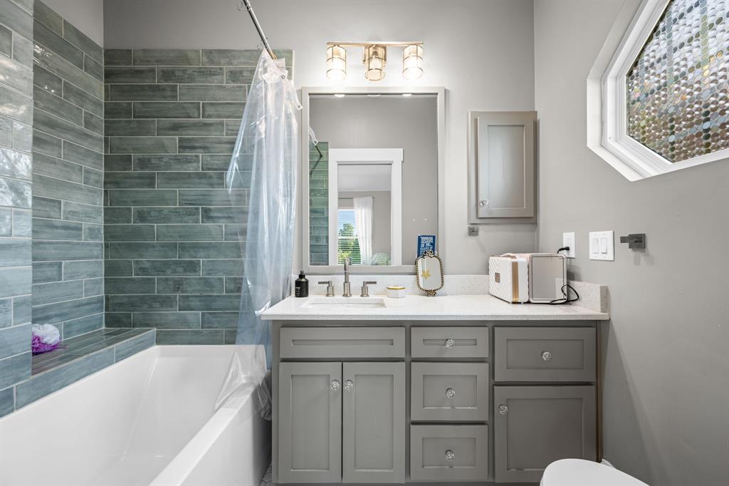 533 Camp Creek Road Rockwall, TX 75087 - Photo 29 of 40 a bathroom with a tub sink and mirror