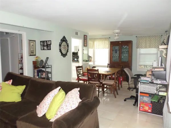 $1,100 | 1715 Banks Street, Unit C, Houston, TX 77098