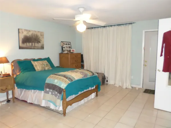 $1,100 | 1715 Banks Street, Unit C, Houston, TX 77098