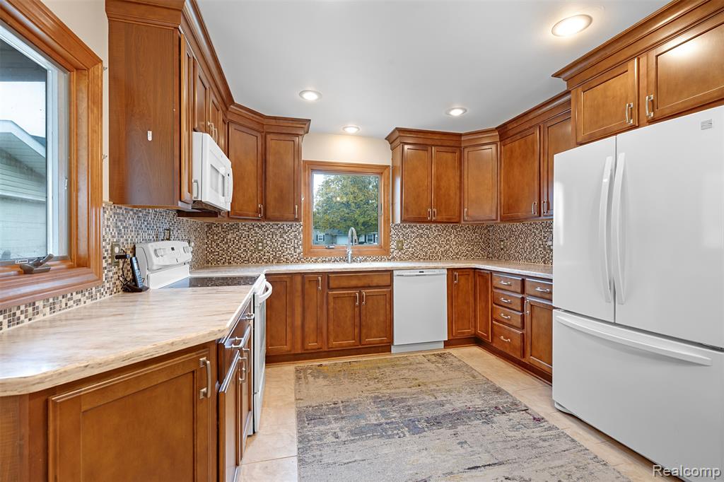 3282 Avon Manor Road Rochester Hills, MI 48307 - Photo 3 of 29