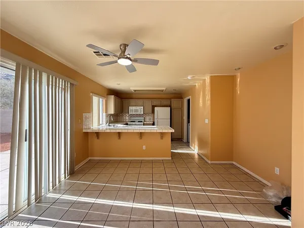$1,995 | 4454 Warbonnet Way, Las Vegas, NV 89147