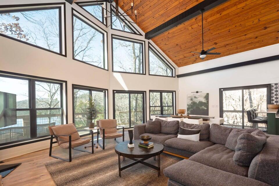 1572 Lodge Road Spring City, TN 37381 - Photo 4 of 53 Living Room