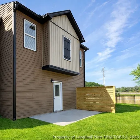 a view of front of a house with a yard