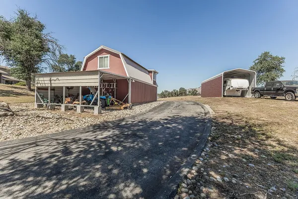 $899,000 | 14049 Oak View Drive, Prather, CA 93651