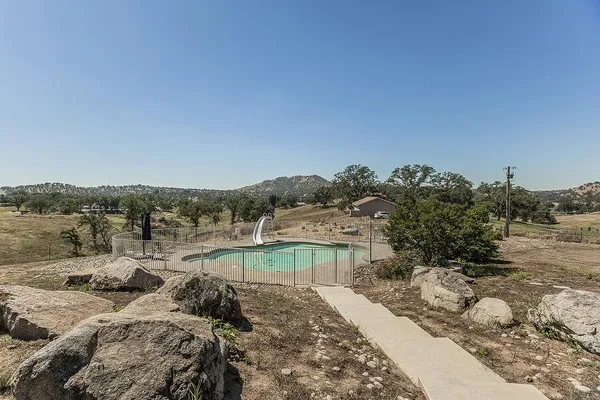 $899,000 | 14049 Oak View Drive, Prather, CA 93651