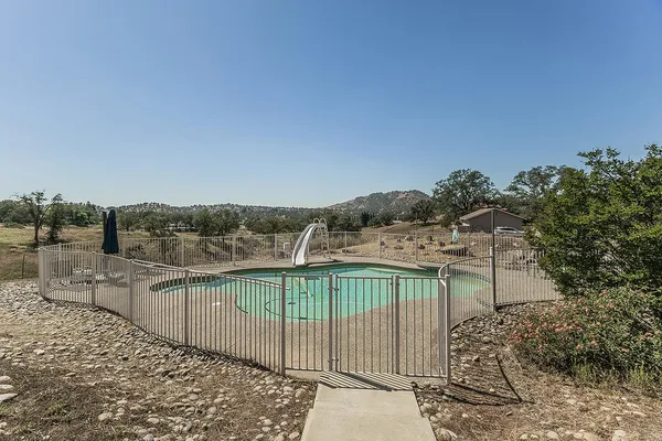 $899,000 | 14049 Oak View Drive, Prather, CA 93651