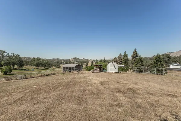 $899,000 | 14049 Oak View Drive, Prather, CA 93651