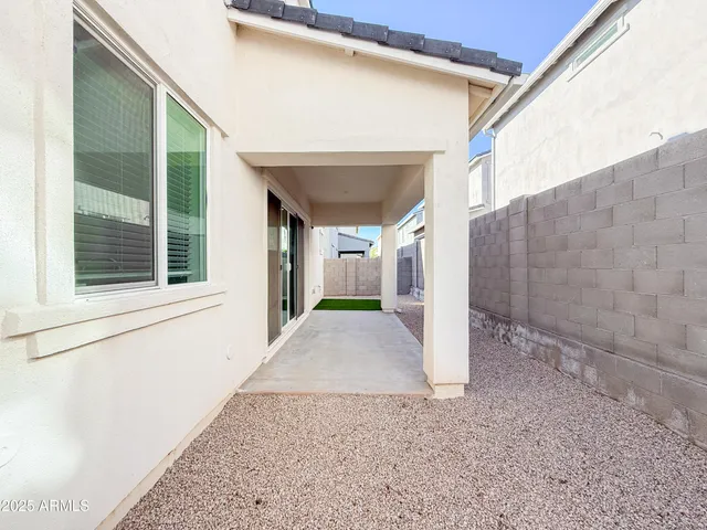 a view of an house with backyard and garden