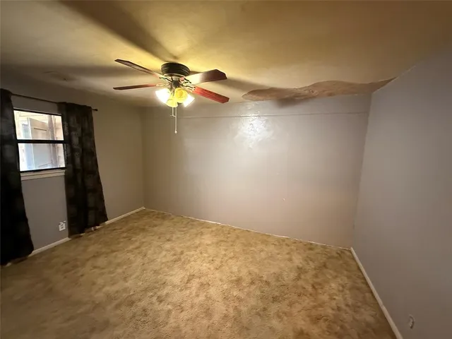 a view of empty room with window