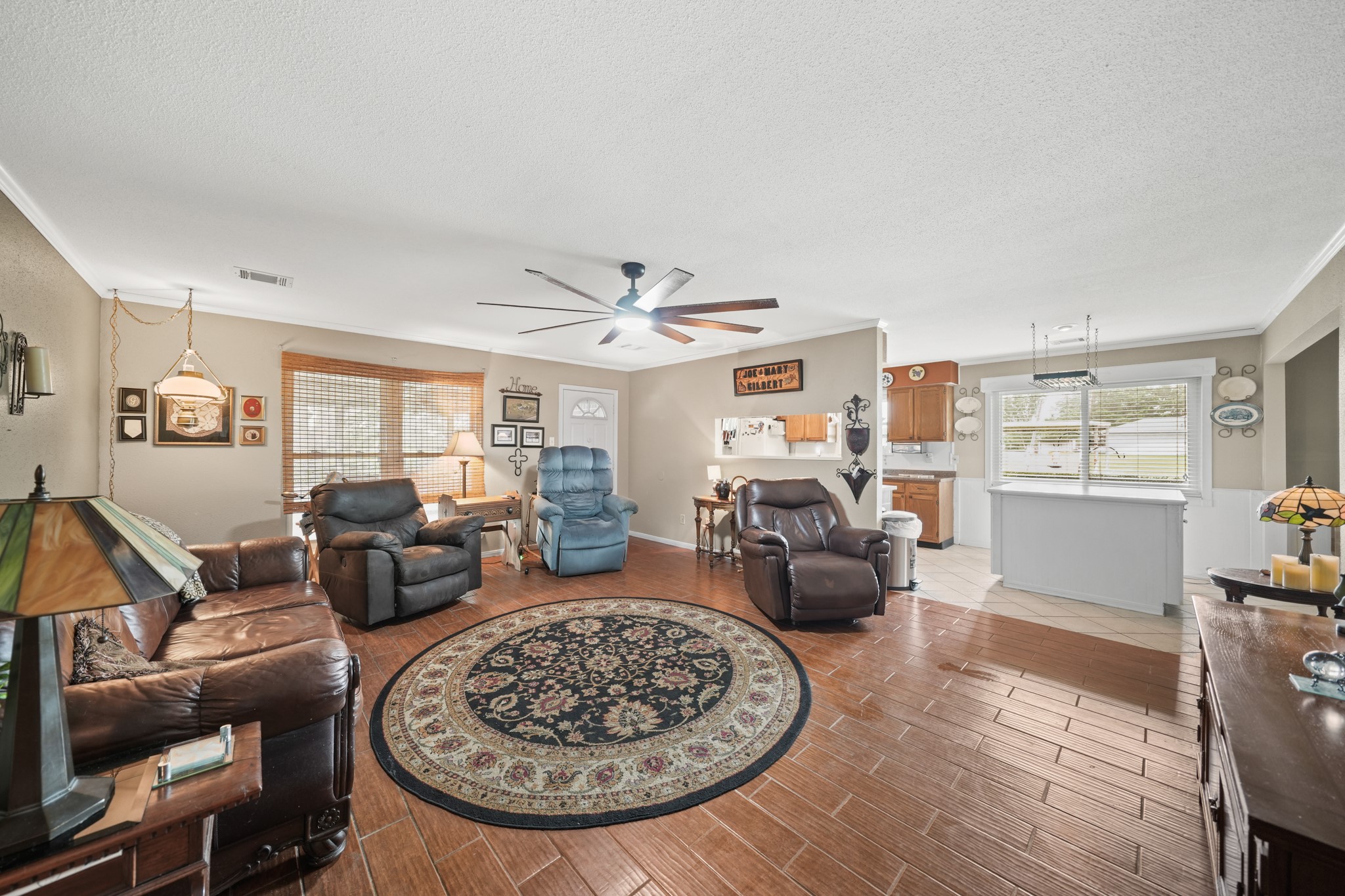 4911 Brister Road Rosharon, TX 77583 - Photo 13 of 31 Large family room for entertaining