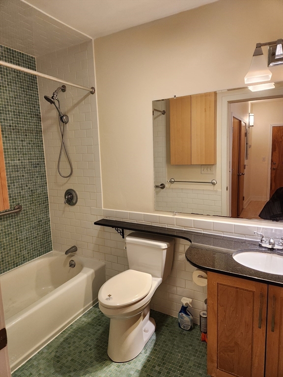 24 Bay State Road, Unit 11 Cambridge, MA 02138 - Photo 18 of 26 a bathroom with a sink a toilet and a bathtub