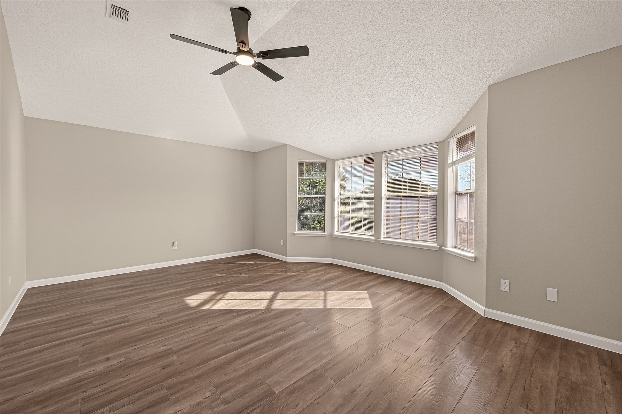 7622 Poitiers Drive Houston, TX 77071 - Photo 16 of 37 an empty room with wooden floor and windows