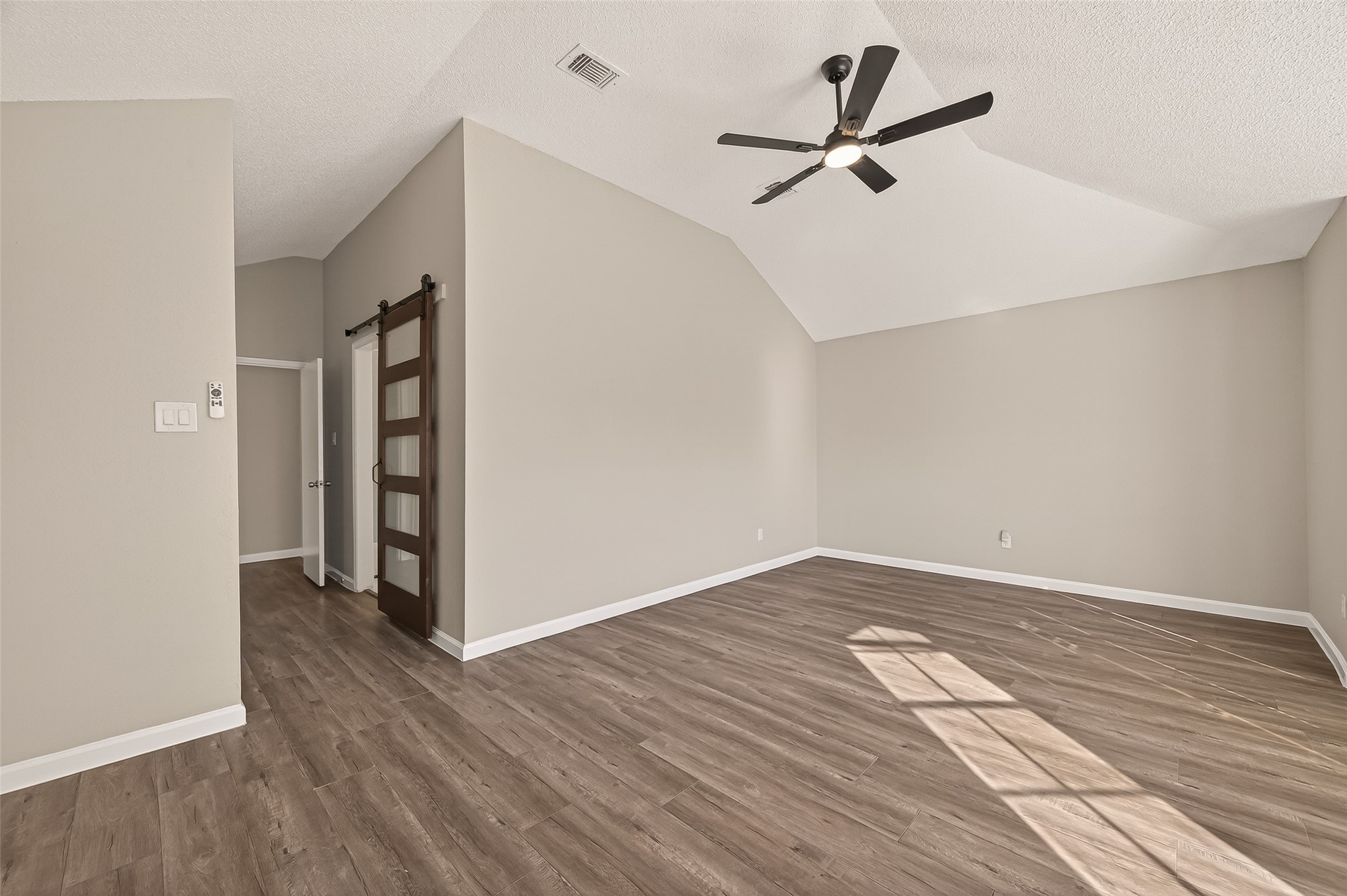 7622 Poitiers Drive Houston, TX 77071 - Photo 17 of 37 an empty room with wooden floor and a ceiling fan