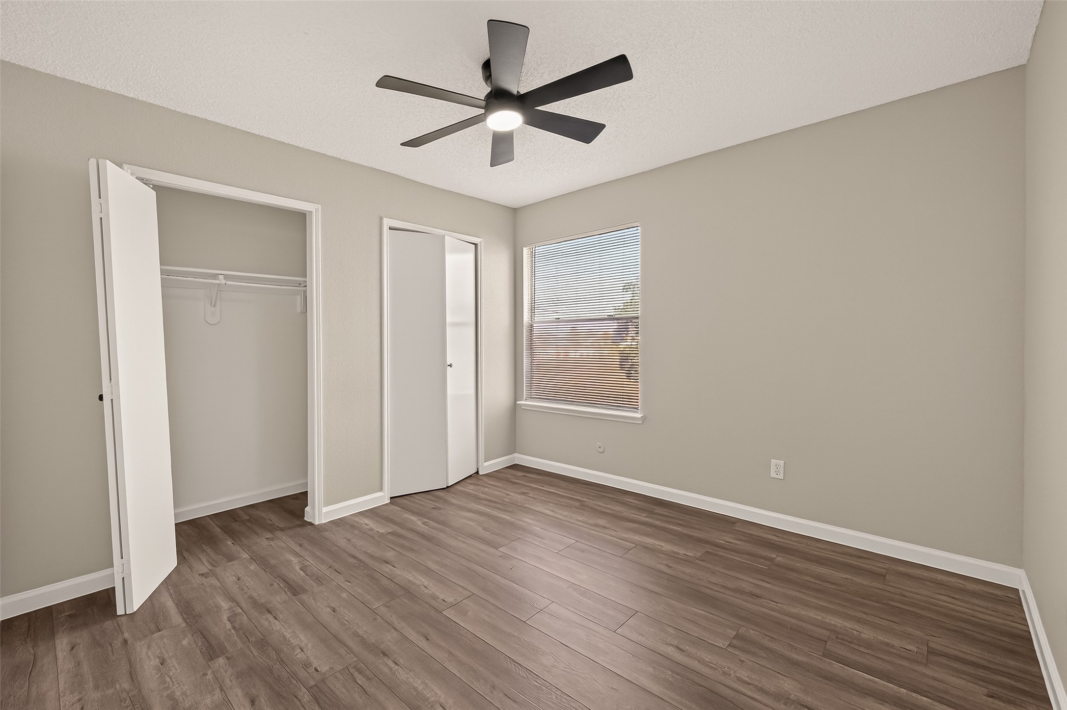 7622 Poitiers Drive Houston, TX 77071 - Photo 33 of 37 an empty room with wooden floor and windows