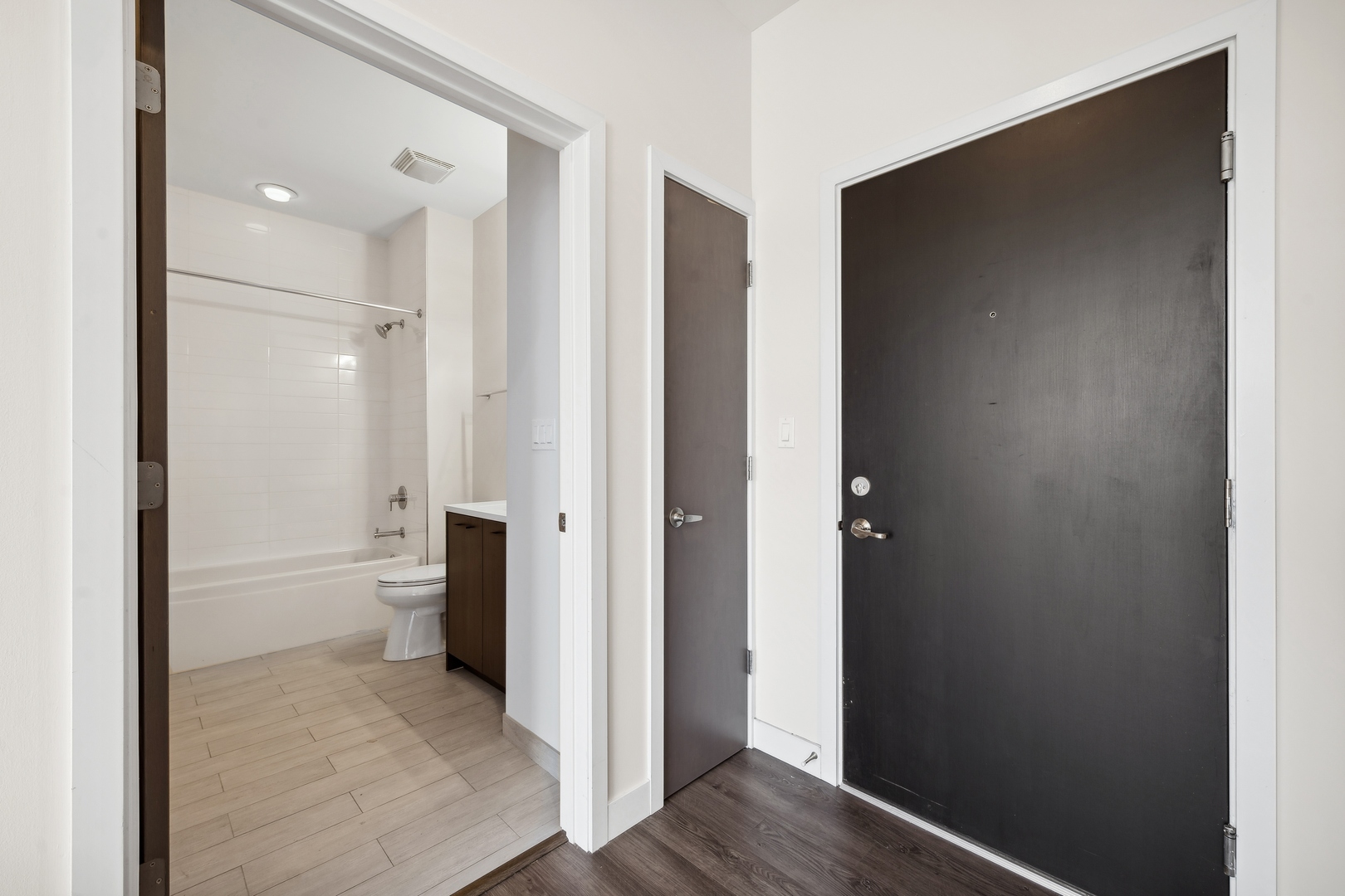 4027 North Broadway, Unit 405 Chicago, IL 60613 - Photo 5 of 17