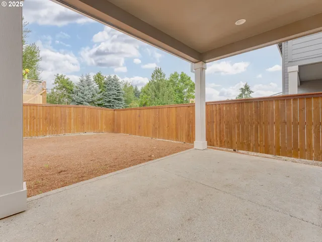 a view of a backyard