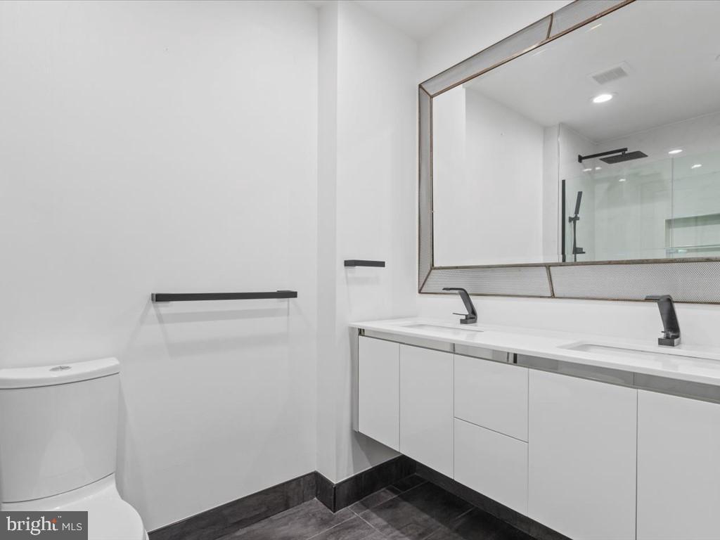 811 4th Street Northwest, Unit 608 Washington, DC 20001 - Photo 7 of 22 a bathroom with a toilet sink and mirror