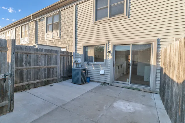 a view of a house with backyard