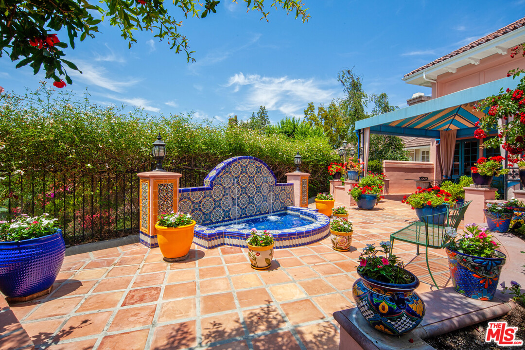 2113 Stoney Hill Road Los Angeles, CA 90049 - Photo 11 of 48 a outdoor space with sitting area