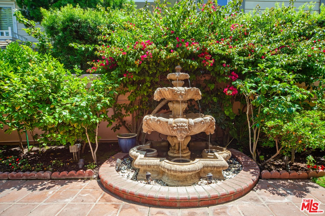 2113 Stoney Hill Road Los Angeles, CA 90049 - Photo 3 of 48 a outdoor view with a fountain