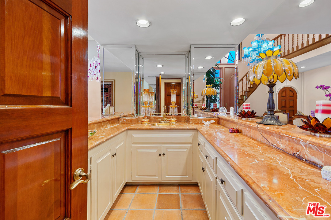 2113 Stoney Hill Road Los Angeles, CA 90049 - Photo 24 of 48