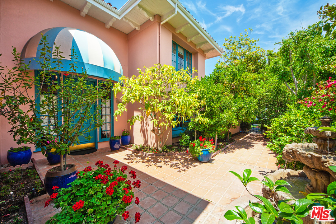 2113 Stoney Hill Road Los Angeles, CA 90049 - Photo 4 of 48 a view of a garden with a fountain