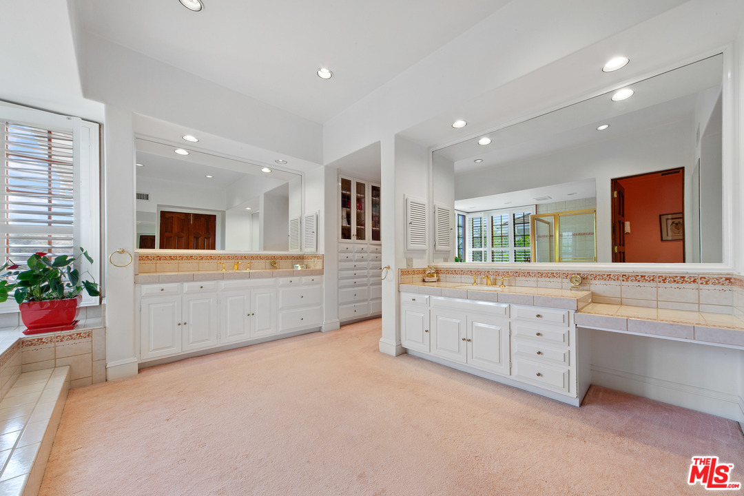 2113 Stoney Hill Road Los Angeles, CA 90049 - Photo 33 of 48 a large room with mirror and window