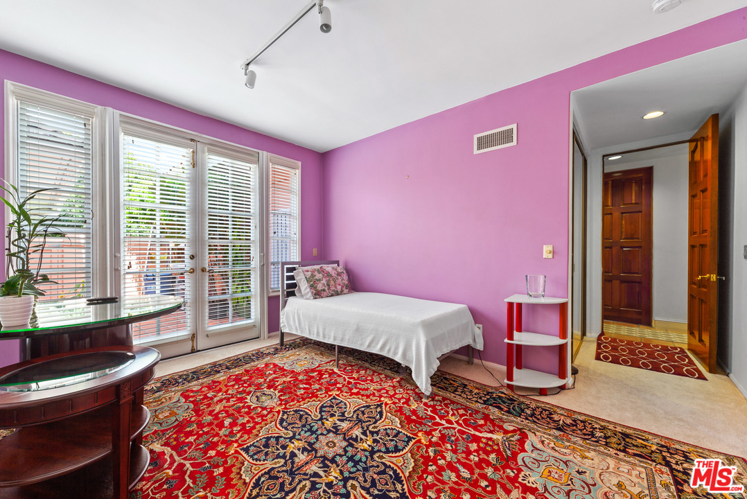 2113 Stoney Hill Road Los Angeles, CA 90049 - Photo 38 of 48 a bed room with a bed and a chair